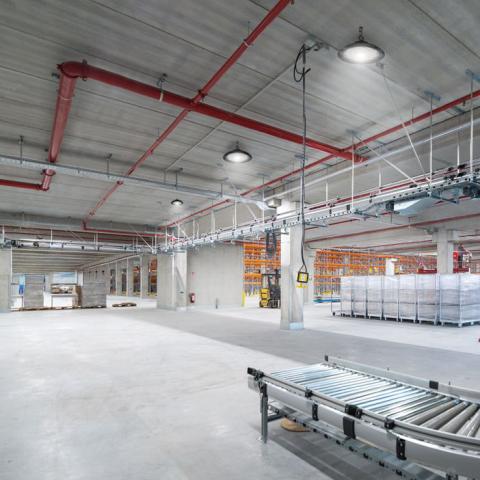 Beleuchtungslösungen – von langlebigen LED-Lampen bis hin zu modernen LED-Strahlern – für die optimale Ausleuchtung Ihrer Stallungen und Hofanlagen.